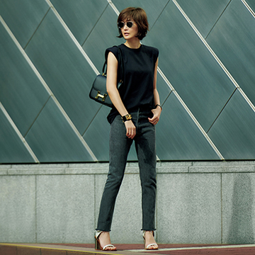 肩パッド入りTシャツで着こなしを更新！ オールブラックスタイル【富岡佳子、夏の私服スタイル】