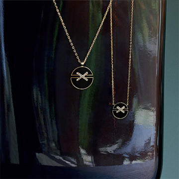 年齢や性別を超えて身につけられる「ショーメ」のブラックジュエリー