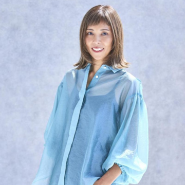 ショートバングと顔まわりレイヤー、外ハネでおしゃれなカジュアルミディアムスタイルに【40代・50代髪型】