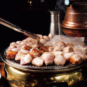 韓国ディナーのおすすめ！圧倒的人気の豚焼き肉専門店、レアな伝統酒を味わうレストラン【大人の最新韓国グルメ】