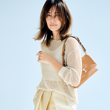 【ベージュワントーン 旬の法則】ツヤ素材のスカートでベージュをモダンに