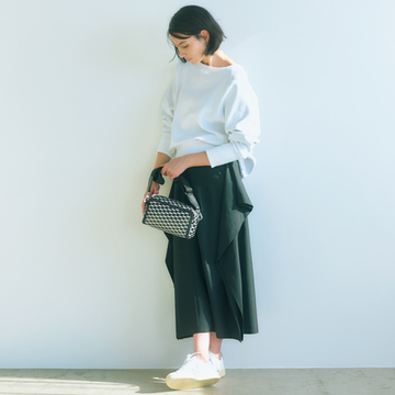 ひとくせあるハイクの黒スカートでカジュアルモードに【アラフィーの新定番は黒スカート】