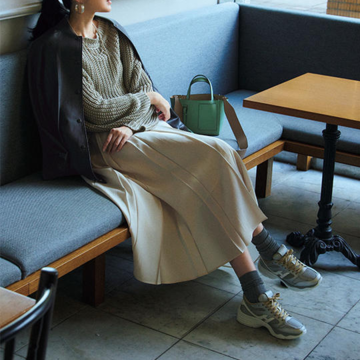 【スニーカー大人の正解】メタリックスニーカーが装いにしゃれ感くれる