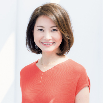 “前下がり”カット×透明感カラーでつくる輝きのある“艶ボブヘア”【50代髪型・ヘアスタイル】