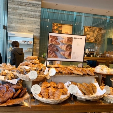 厚めの層が魅力のクロワッサン・・パンづくしの春！