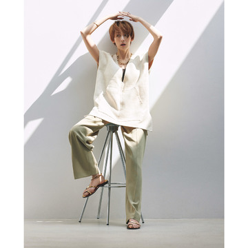 マニッシュなパンツスタイルは、華奢なストラップサンダルで足元につやめきを足す。気温31℃｜8/19(土)【50代の毎日コーデ】