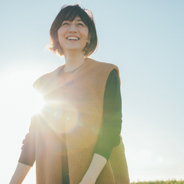 脱マンネリ！ 黒コーデ×ムートンジレで旬のおしゃれに挑戦【富岡佳子の最愛ベーシック】