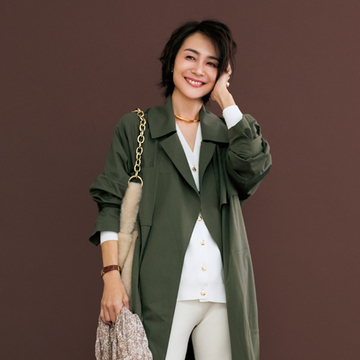 【エクラ 華組 佐藤綾子さんのリアルコーデ】ベージュの小物をカーキコートのアクセントに