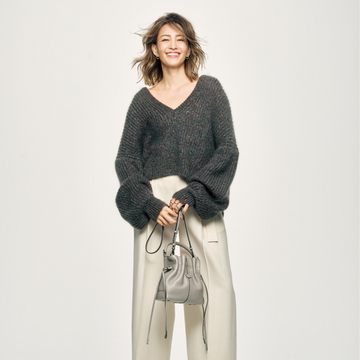 【50代のおしゃれ基本ルール】ラメニット×マニッシュパンツで大人のしゃれ見えが即完成！