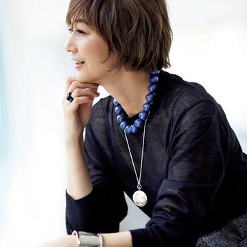 【この秋、エレガントでかっこよく】存在感のあるアクセサリーは、大人にしか表現できない余裕を演出