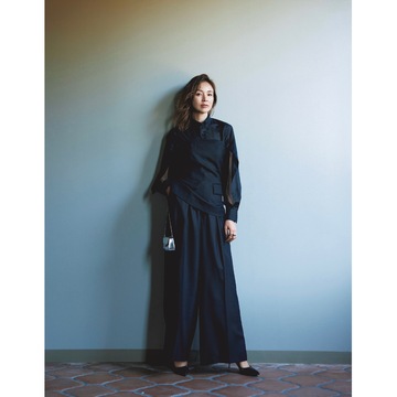 王道のブラックコーデは、シルエットと素材のコントラストで鮮度高く盛る！最高気温21℃｜4/13(日)【50代の毎日コーデ】