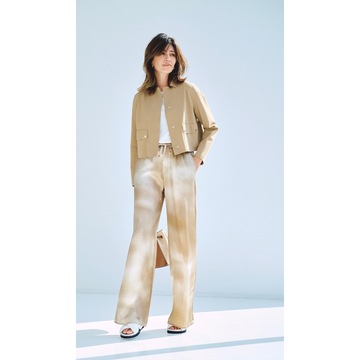 上品なベージュには、タイダイプリントで今どきな個性をまとわせる。気温22℃｜5/1(水)【50代の毎日コーデ】