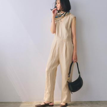 ナチュラルなリネンのオールインワンは、スカーフで華を足してドレスアップ！気温32℃｜9/3(水)【50代の毎日コーデ】