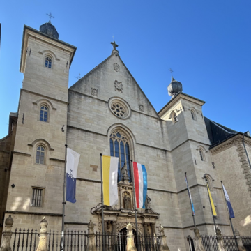 国境を越えて──ルクセンブルク　（Groussherzogtum Lëtzebuerg）観光へ。  大公宮御用達の〈OBERWEIS〉でティータイム