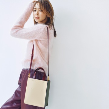 ポジティブになれるピンク×ボルドーの配色でカジュアルコーデの鮮度アップ！気温11℃｜1/17(水)【50代の毎日コーデ】