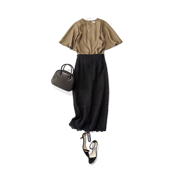 シックなカラーでまとめた辛口スカートコーデが大人の気品を高める。気温25℃｜5/11(木)【50代の毎日コーデ】