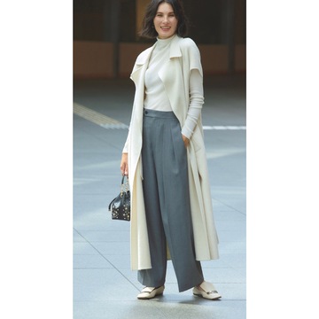 マニッシュなパンツコーデは白ジレで優美にクラスアップ！気温19℃｜11/9(木)【50代の毎日コーデ】