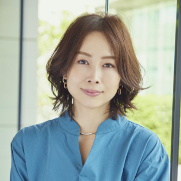 理想的な立体感とふんわり感がかなう！“逆ダイヤ型ミディアム”は大人の味方【50代髪型・ヘアスタイル】