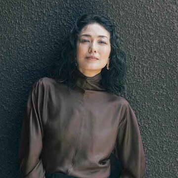 「ザ・ロウ」のノーブルなパンツルックで秋のお出かけを心地よく