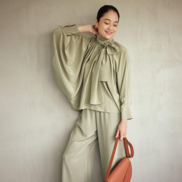 パンツだから今っぽいボウブラウスの流麗セットアップ
