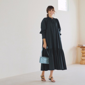 ふんわり広がるコットンのギャザーワンピースで、夏日も快適&華やかに装う。最高気温26℃｜5/23(木)【50代の毎日コーデ】