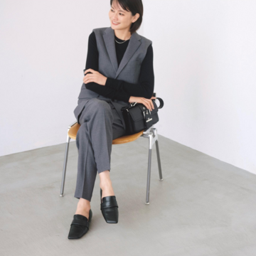 ジレ&パンツのグレーセットアップは、インナーと小物を黒でまとめてよりスタイリッシュに。最低気温18℃｜10/13(月)【50代の毎日コーデ】