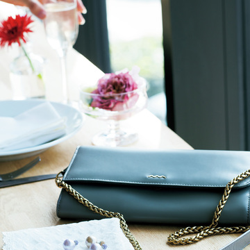 手抜き感なくドレスアップ！ エクラ世代がこの春、連れていきたい旅小物【レストラン編】