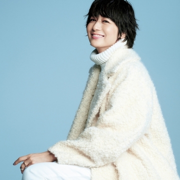 ボリュームのある素材感のコートは小気味よく着るのが正解！【富岡佳子「印象派コート」で出かけよう】