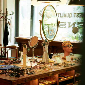 世界中からファンが訪れる、メガネ界のカリスマの店へ【最新メガネNews】