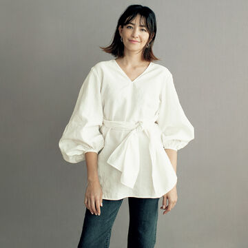 スタイリスト村山佳世子ベーシック「Lâchement」のバックスリット入りリネンブラウス