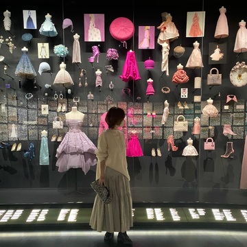 『クリスチャン・ディオール　夢のクチュリエ』展へ