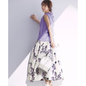 夏のフェミニンコーデは、白×ラベンダーを効かせて透明感をまとう。気温29℃｜7/6(土)【50代の毎日コーデ】