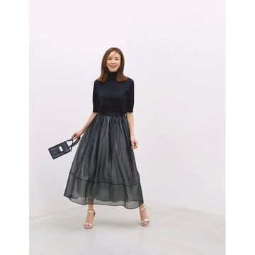 テクスチャーの異なる黒の組み合わせで、今っぽく涼しげなモノトーンスタイルを完成！最低気温18℃｜6/6(金)【50代の毎日コーデ】