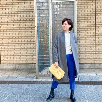 イエローのクラッチbagをアクセントに