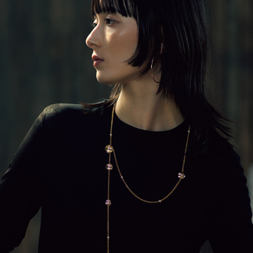 【大人のネックレス、復活！】シャネルのロングネックレスは何通りものつけ方が楽しめる