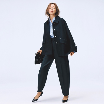 ショート丈のステンカラーコート×タックパンツのコンビでオフィスに似合う端正なネイビーコーデに。気温15℃｜12/3(水)【50代の毎日コーデ】