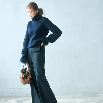 アストラットの黒パンツは腰回りすっきり＆ワイドシルエットで脚長見え！【この秋、優美な黒パンツ】