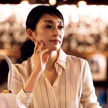 夫もほれ直す美しさ！年末のお出かけに着たい上品な「シルクシャツ」【八嶋智人・宮下今日子夫妻のデートスタイル】