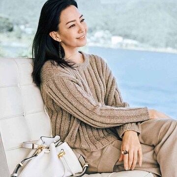 スパンコールのきらめきで冬の装いを華やかに！これからの季節に頼りになる装飾つきニット