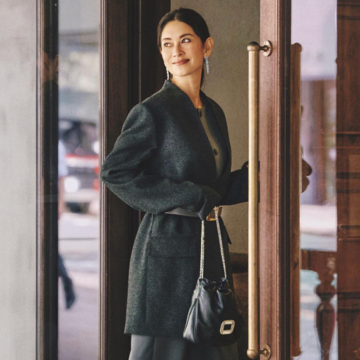 ジャケットコートの上からベルトを締め、ドレスライクな凛としたコーデに。気温11℃｜12/19(金)【50代の毎日コーデ】