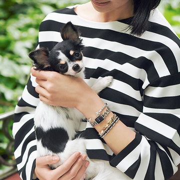 「シャネル」のアイコンウォッチにブレスレットを重ねて、チャーミングな手もとに！