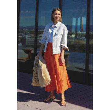 夏を感じるオレンジスカートで気分を上げて、週の折り返し地点を乗り切る！最高気温27℃｜6/21(水)【50代の毎日コーデ】