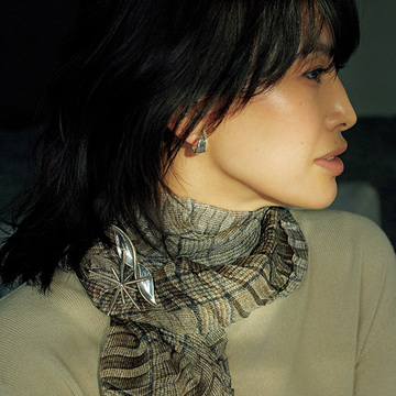 いつもの着こなしが変わる！「大ぶりブローチ」投入で装いに華やぎを【働く女性のブローチ術】