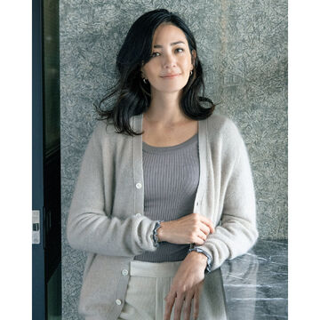 「DRESS HERSELF」のシルクカットソー、「CASSY」カシミヤソックスでおしゃれに防寒！