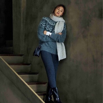 定番の柄ニットを"今っぽく”着こなすカギは「小物使い」にあり！【戸野塚かおるの「ウィークエンド・ラグジュアリー」】