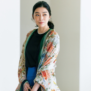 ハイセンスなカラフルストールをはおって着こなしのアクセントに