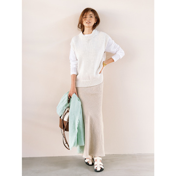  シンプルコーデにニットジレを重ねるだけで、今年顔なスタイリングに更新！　気温15℃｜4/4(火)【50代の毎日コーデ】