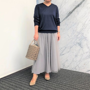 【50代からの一生ものニット】村山佳世子×SLOANE Vネックニットを「上品カジュアル」に着こなす！バイヤーM編