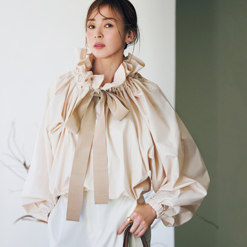 【50代が買うべき春トップス】ヌーディピンクのギャザーブラウスで上品に盛る