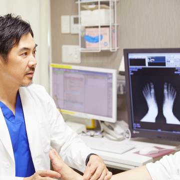 歩行バランスや動脈硬化、骨密度などが分かる「足ドック」で改めて自分の足を知る！【50代の不調に克つ！ものにつまづく編 #4】